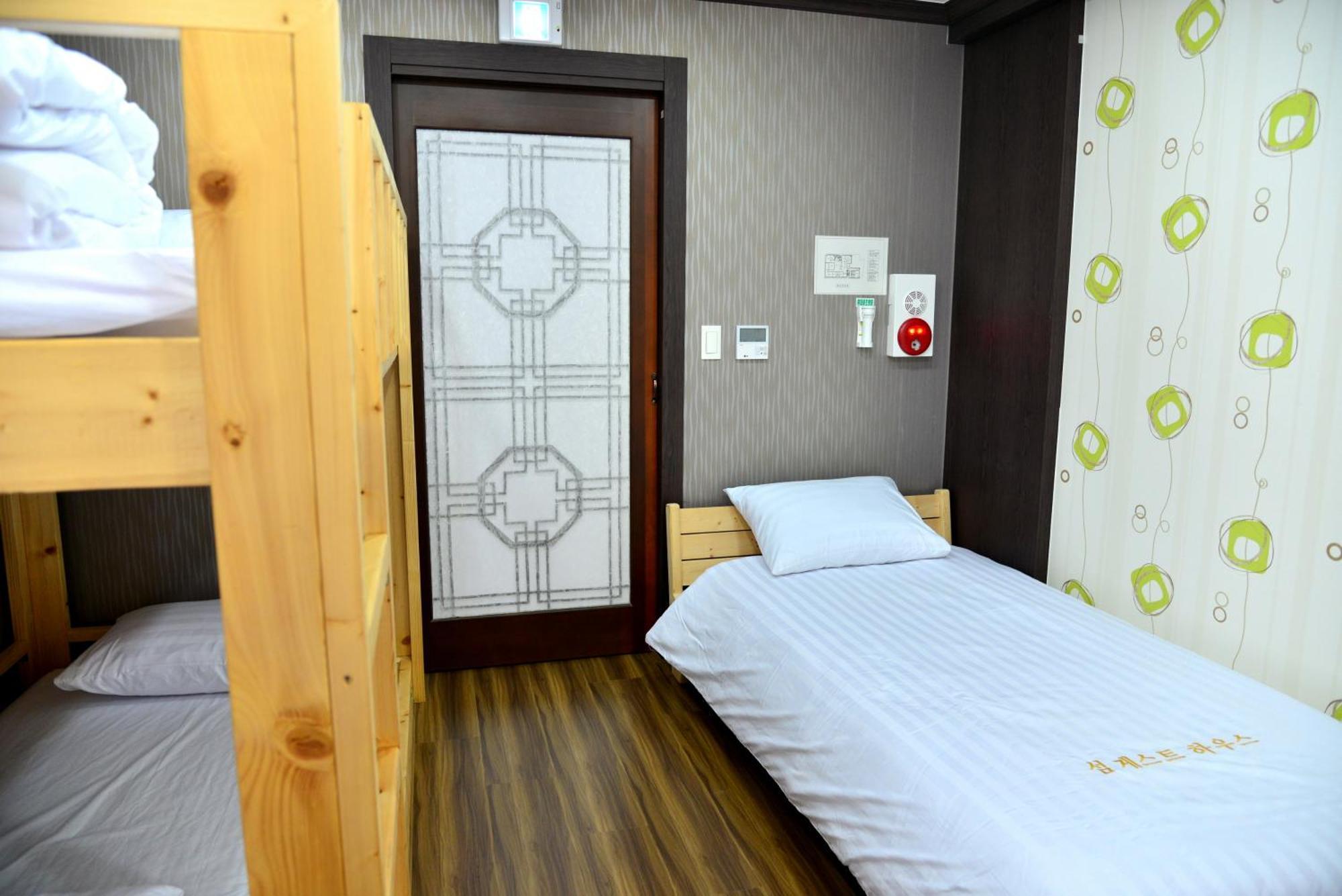 Seom Guesthouse ซอกวีโพ ภายนอก รูปภาพ